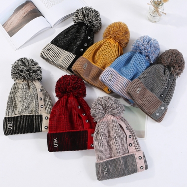 Mũ len đính quả bông hàng nút