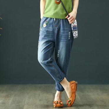 Quần thêu hoa sờn rách