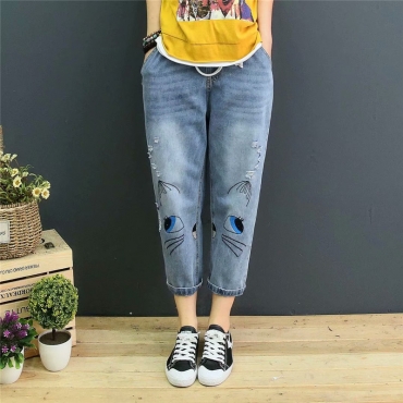 Quần thêu hình mặt mèo sờn rách