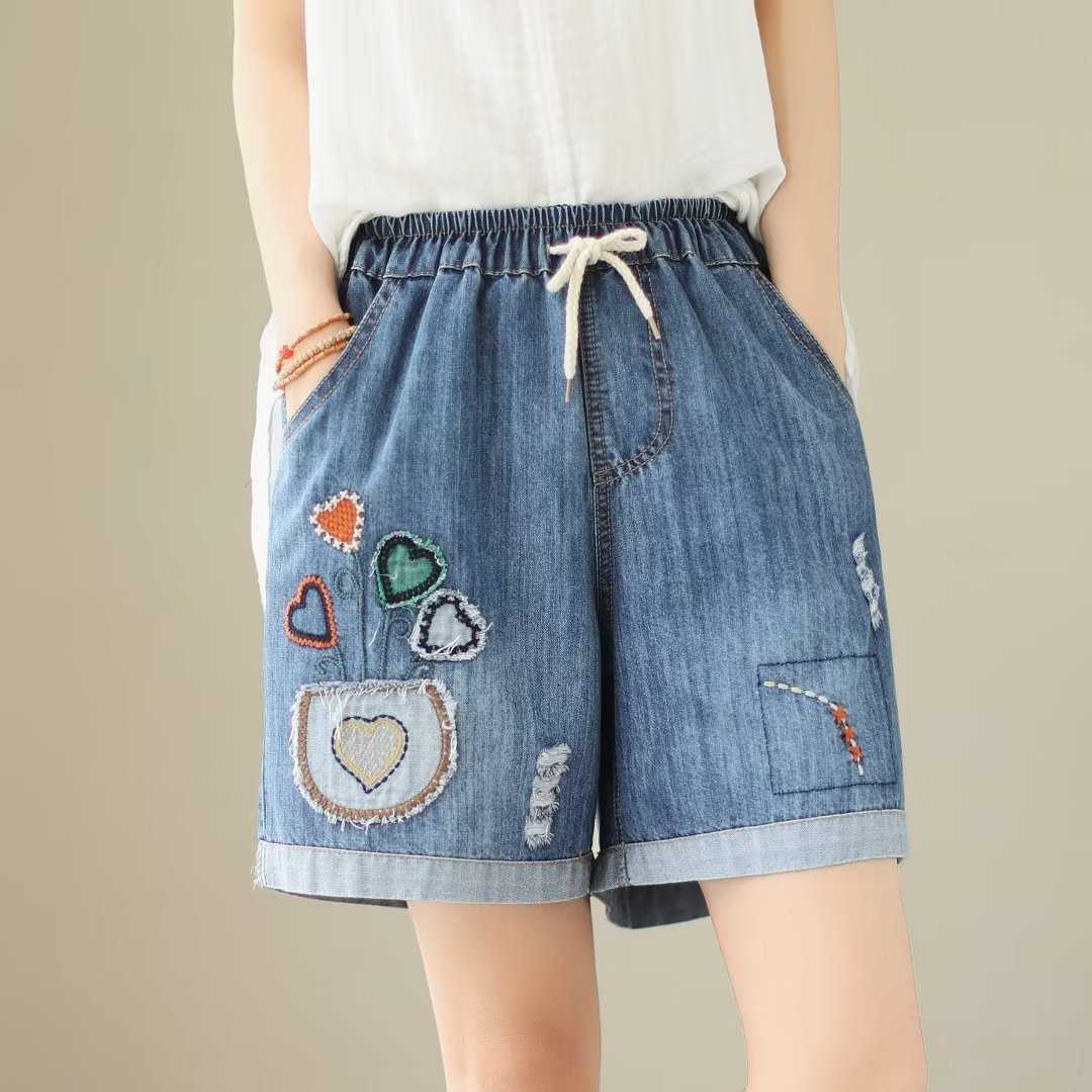 Quần short jean nữ họa tiết trái tim