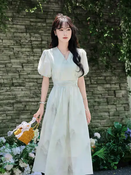 Váy dài nữ phong cách thanh lịch cổ V cài khuy vải tay phồng...