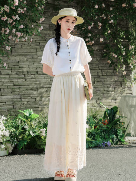 Set áo sơ mi trắng cổ đứng và quần ống rộng thêu ren
