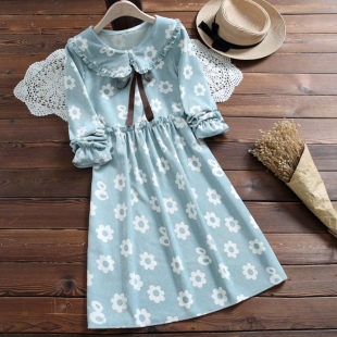 Đầm họa tiết hoa đính nơ ở cổ