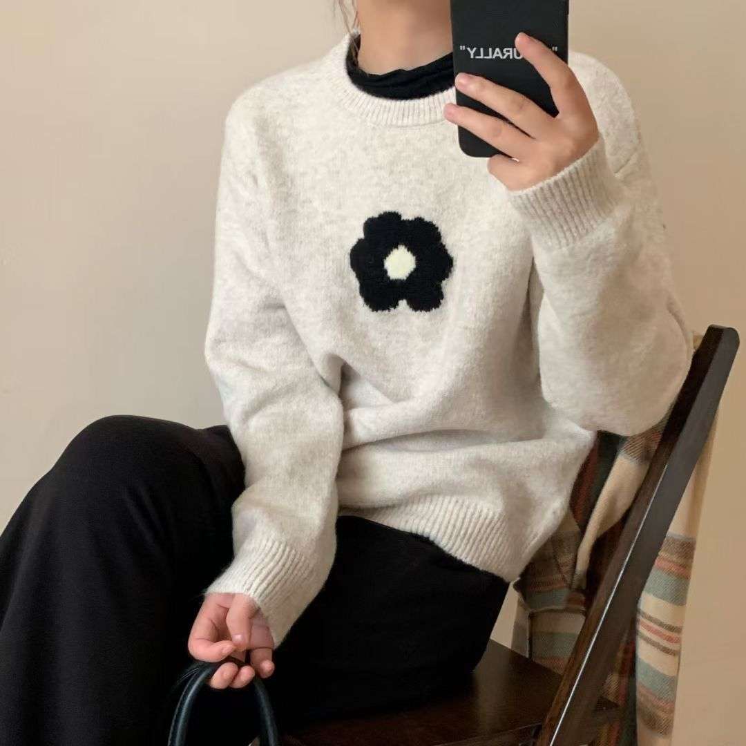 Áo len nữ hình bông hoa trước ngực