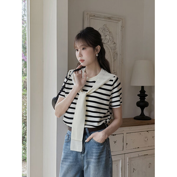 Áo len sọc kèm khăn choàng tay ngắn