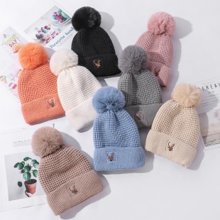 Mũ len nữ đính quả bông