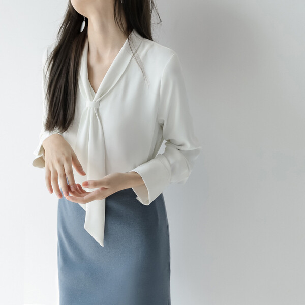 Áo sơ mi dài tay cổ chữ V, cổ áo nổi, dáng ôm