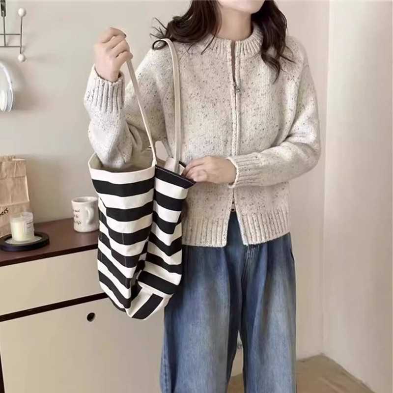 Áo khoác len nữ dệt kim khóa kéo hoạ tiết