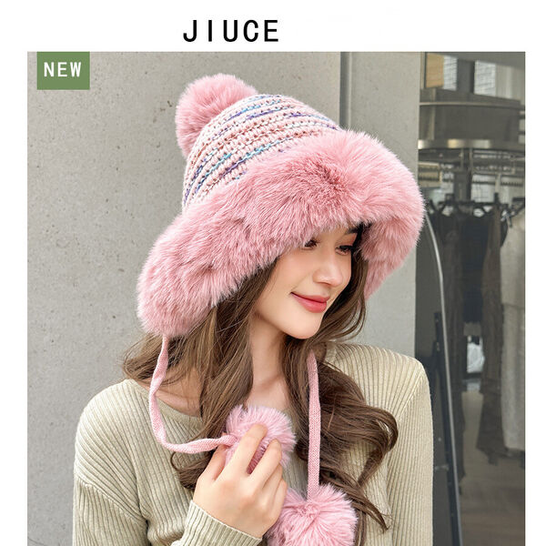 Mũ len nữ viền lông phối quả bông dễ thương cho mùa đông