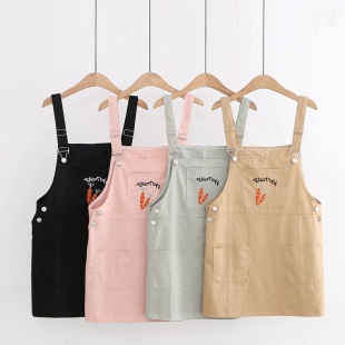 Váy yếm thêu hình củ cải