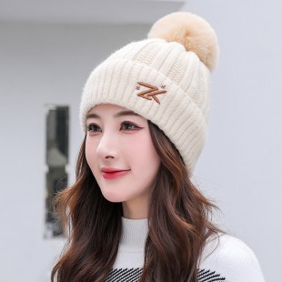 Mũ len nữ đính quả bông