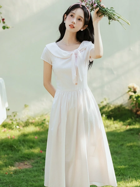 Váy liền thân hồng kẻ sọc phong cách tiểu thư