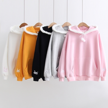 Áo hoodie hình chú thỏ ở 2 bên tay áo